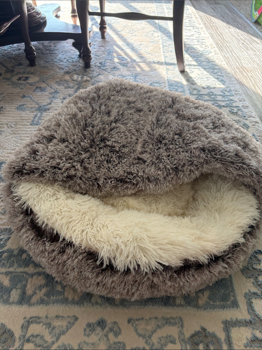 NWOT hooded Plush Round Pet Bed in Taupe with Cream Interior